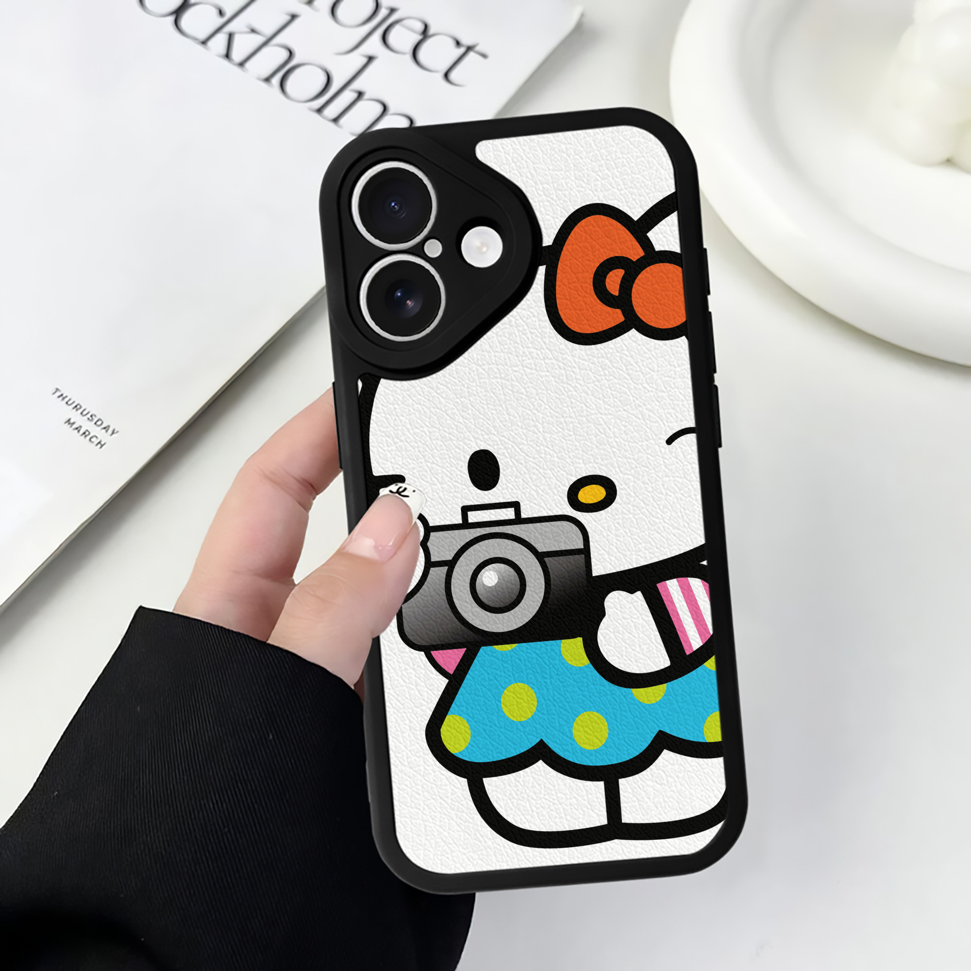 （画像用） Hello Kitty ハローキティ 【iPhone 16シリーズ対応】シリコンスマホケース（レザー調） 材質：シリコン